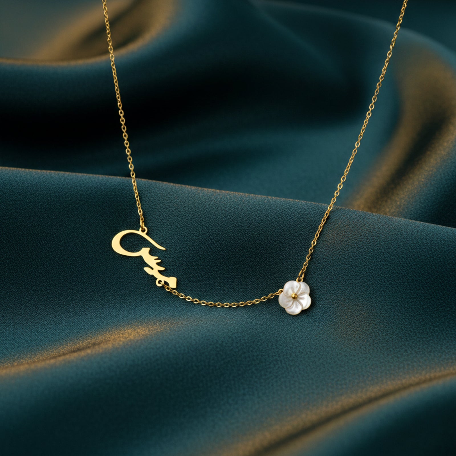 Personalized 18K Gold Arabic Name Necklace with Shell Flower | Custom Jewelry