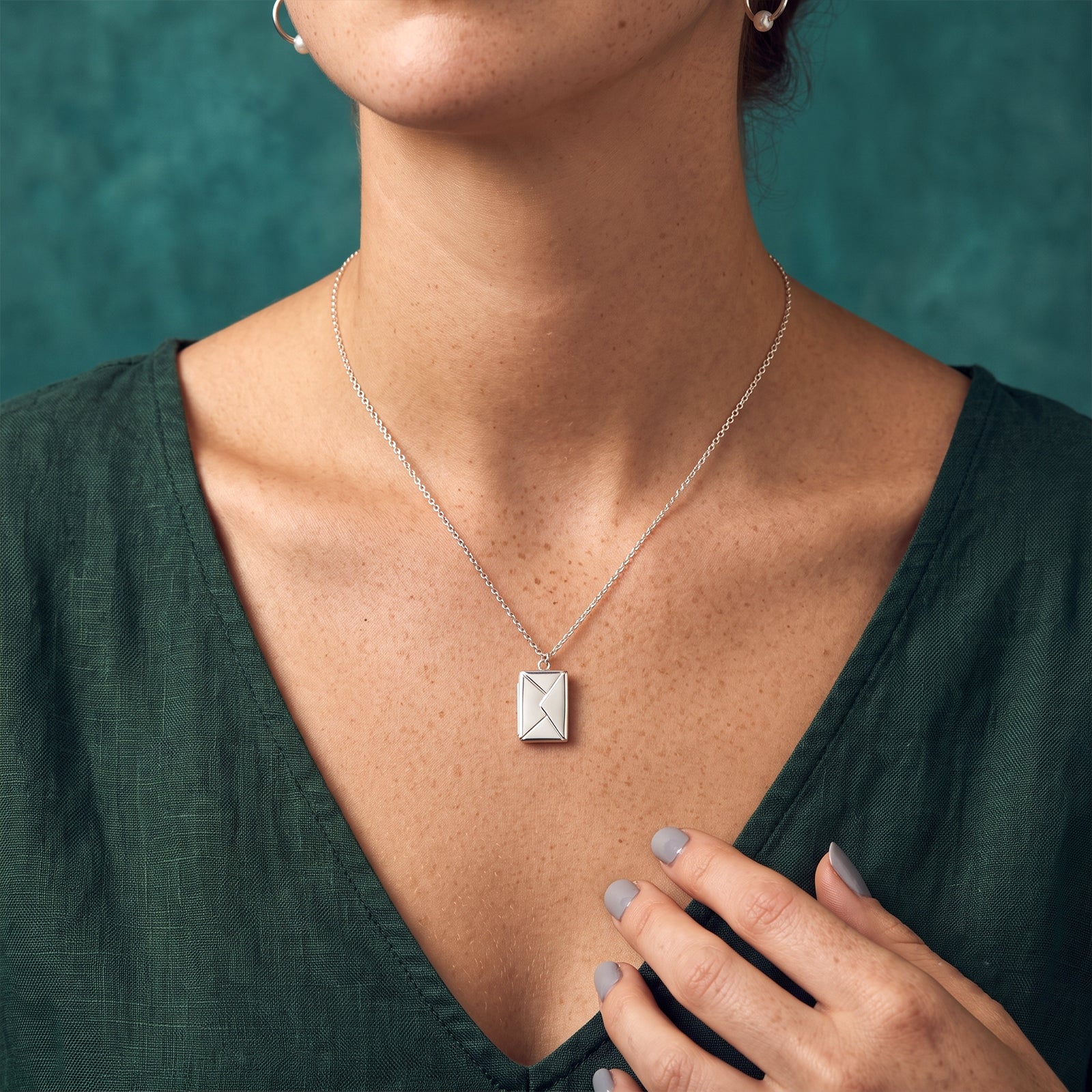 Personalized 18K Gold Envelope Necklace with Secret Message