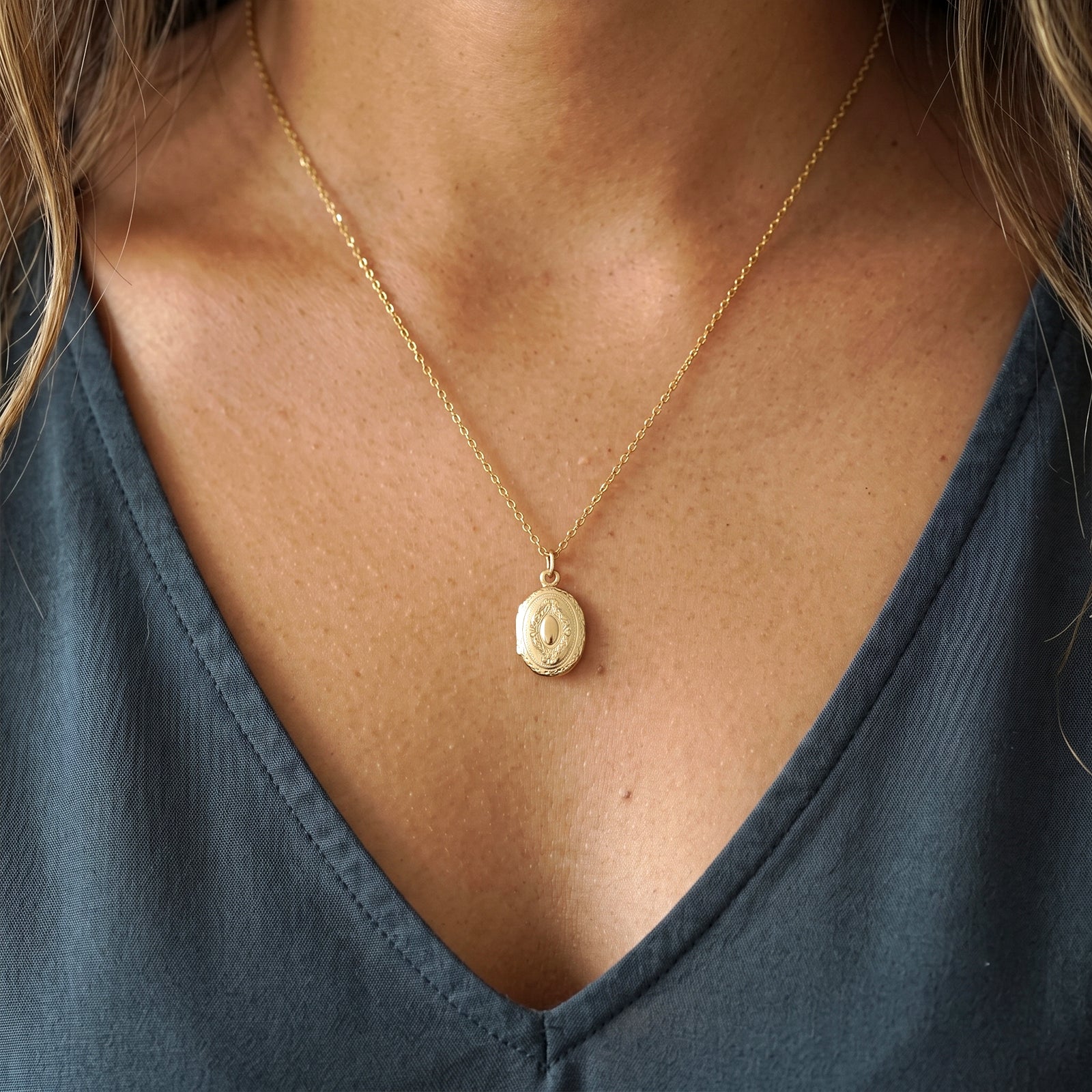18k Gold Oval Locket Necklace | Vintage-Inspired Photo Pendant