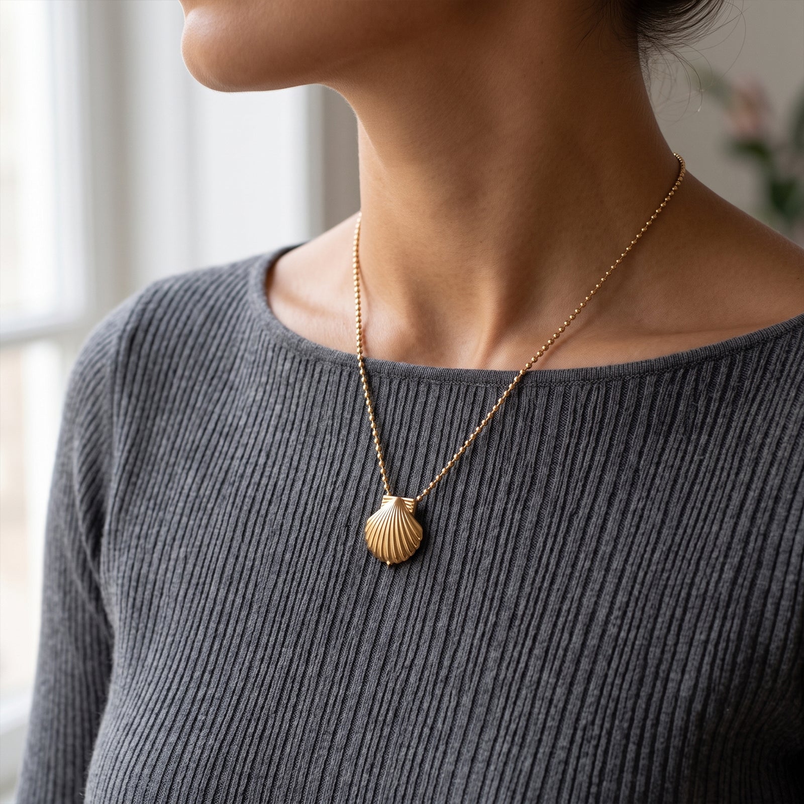 18k Gold Seashell Locket Necklace with Pearl | "Todo Pasa" Engraved Pendant